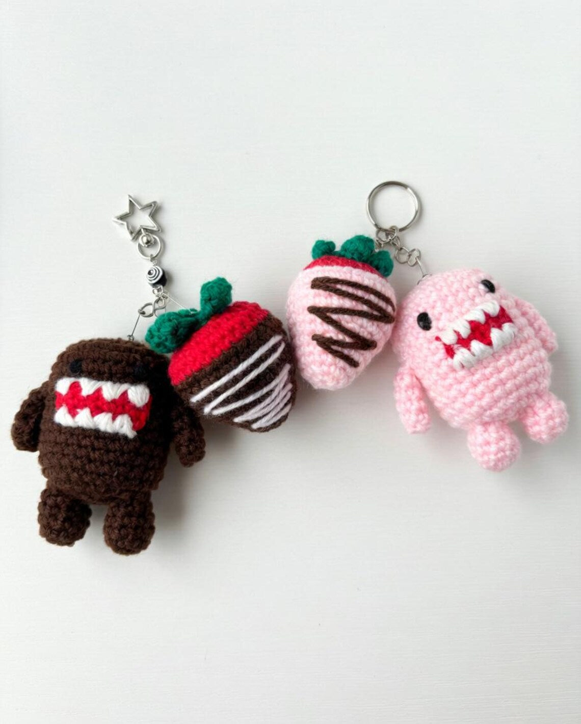 Domo Couple Crochet Keychain, Cute Amigurumi Monster Plush, Handmade Funny Bag Charm, Kawaii Creature Keyring Gift